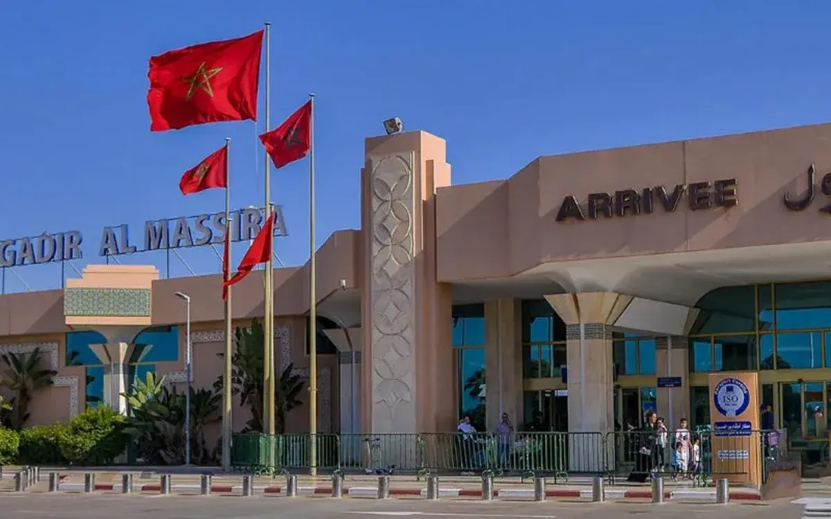 Vehículo de traslado privado esperando llegadas en el aeropuerto Agadir Al Massira